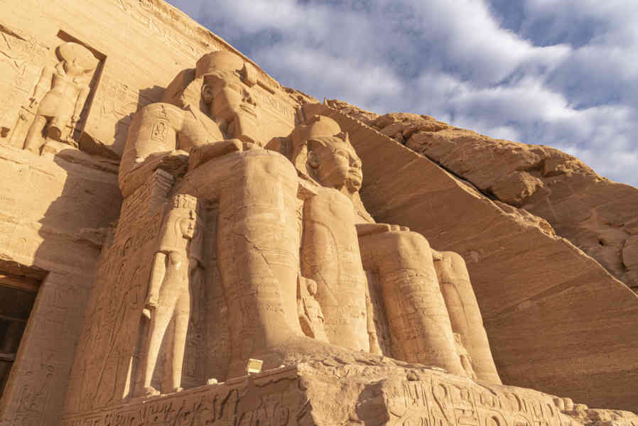 Egipto 132 - Abu Simbel - Gran Templo de Ramsés II.jpg